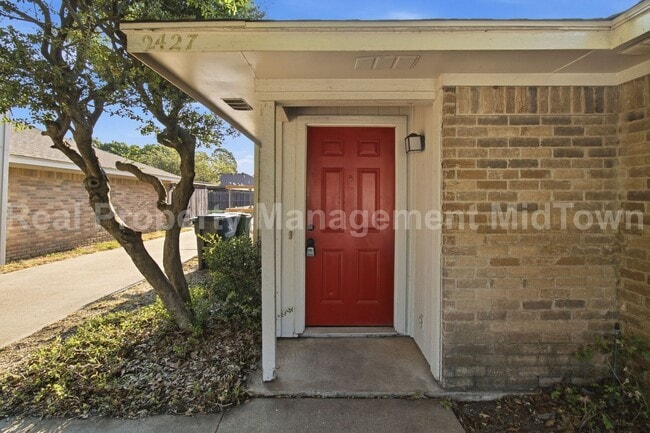 Building Photo - 2427 Indigo Ln