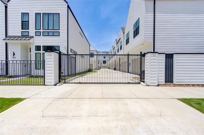 Foto del edificio - 2418 Gray St