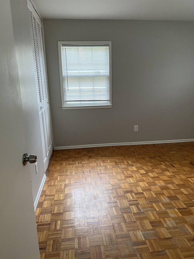 Building Photo - 2502 Tuxedo Way