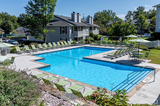 Piscina - The Village at Wethersfield