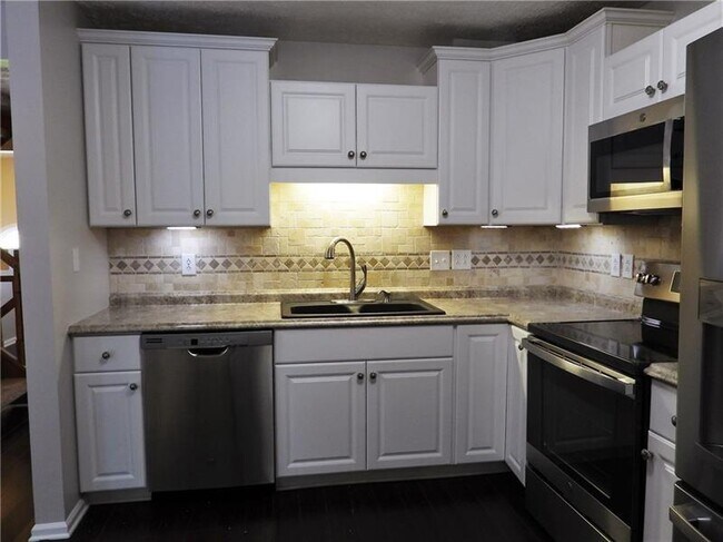 Building Photo - 2630 Birchwood Ln