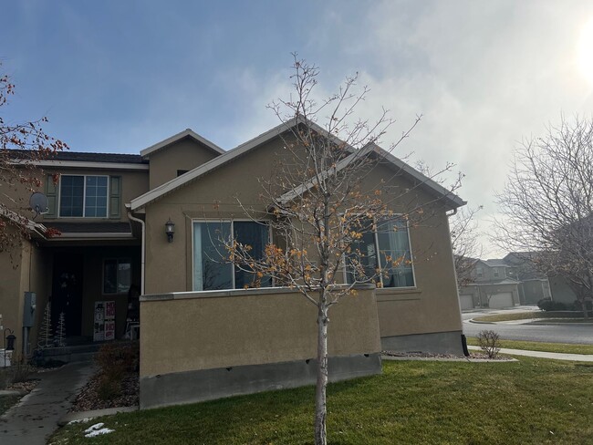 Building Photo - Stansbury Park Townhome with 3 Bedrooms