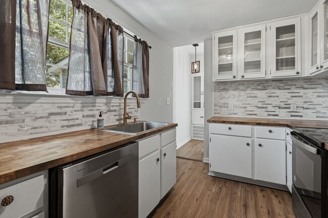 Building Photo - Historic Charm. Modern Updates. Prime Location.