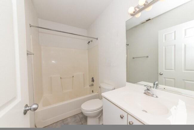 Building Photo - 1042 N Damen Ave