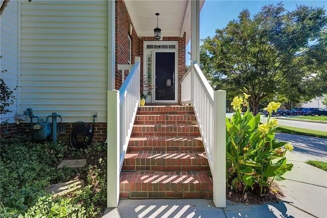 Building Photo - Beautiful 3 bedroom, 2 1/2 bathroom townho...