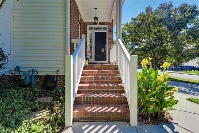 Foto del edificio - Beautiful 3 bedroom, 2 1/2 bathroom townho...