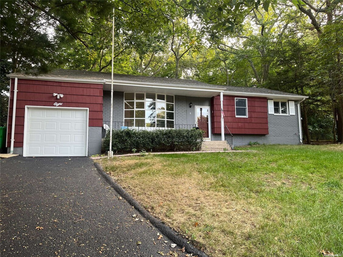 Primary Photo - 8 Laurel Dr