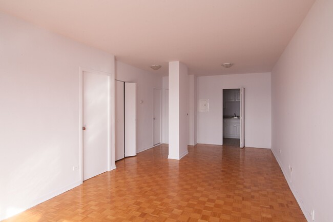 Building Photo - 2400 Av. Van Horne