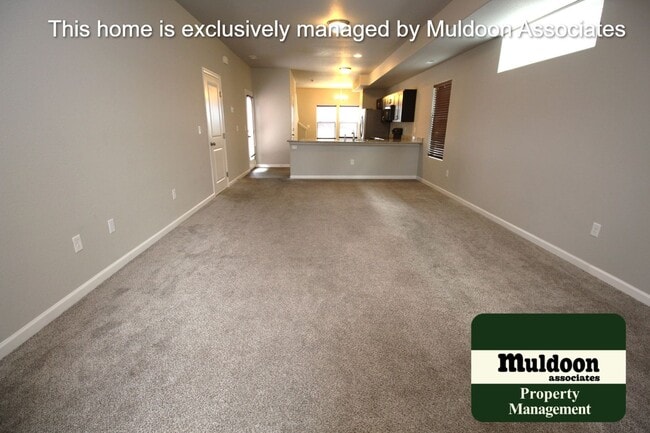 Building Photo - Beautiful end unit townhome