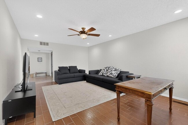 Building Photo - 9735 Village Green Dr NE