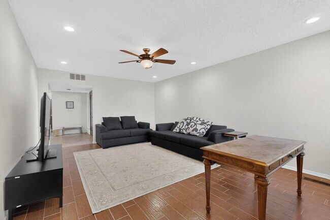 Foto del edificio - 9735 Village Green Dr NE