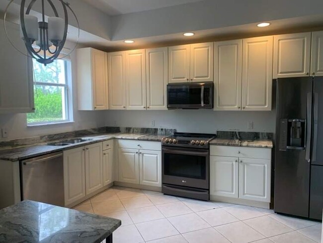 Building Photo - 1455 Mariposa Cir