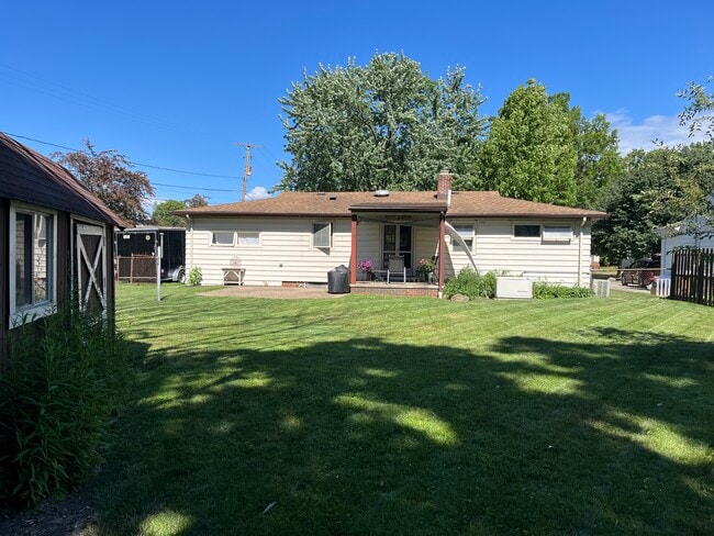 Large backyard - 4342 Georgette Ave