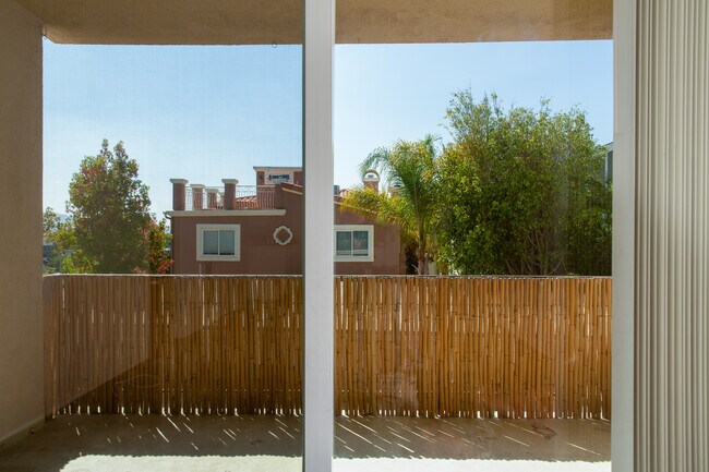 Balcony - 505 N Irena Ave