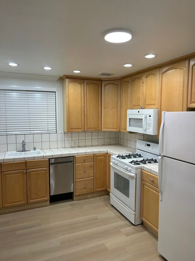 Amplia zona de cocina - 596 N 2nd St