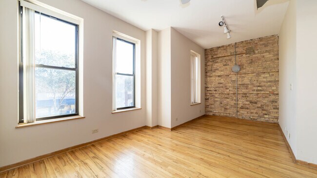 Office Nook/Sitting Area - 1632 N Damen Ave