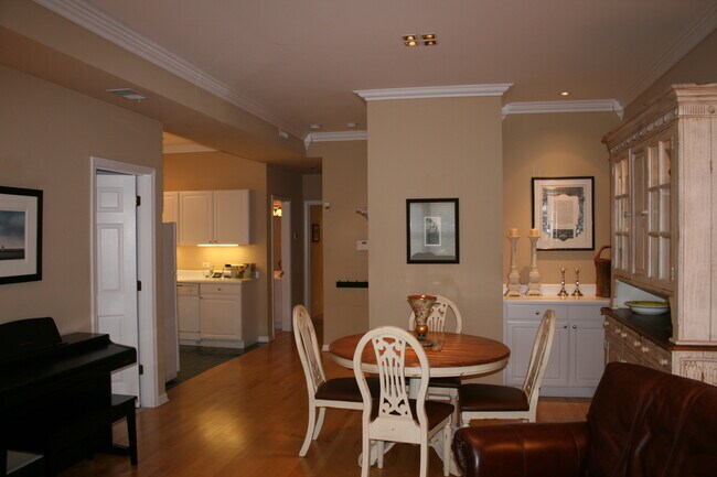 Building Photo - 2226 N Lincoln Ave