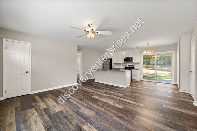 Foto del edificio - Renovated 4 bdrm/ 2 bath - Open Floor Plan...