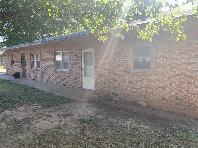 Building Photo - 705 W. Black Oak St.