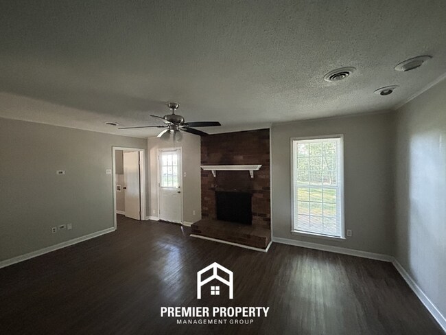 Foto del edificio - Charming 3BR/2BA Horn Lake Home | Hardwood Floors, Brick Fireplace & Fenced Yard