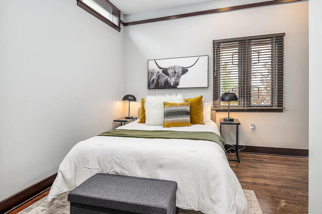 Building Photo - 1208 E Thomas St