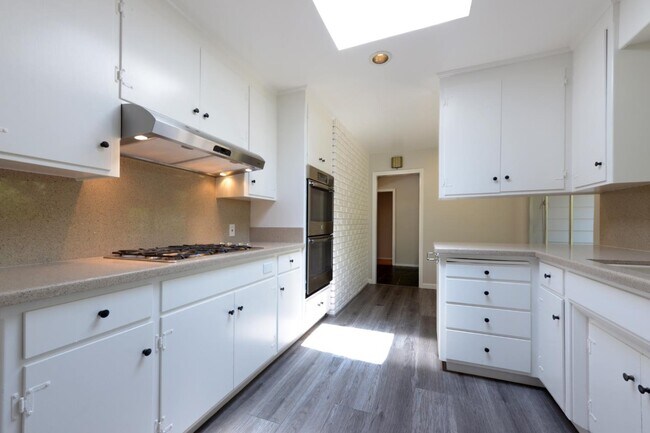 Foto del edificio - 660 Torwood Ln