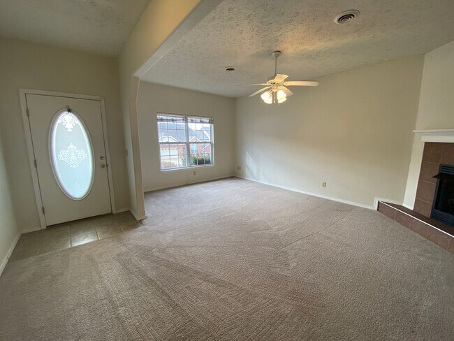 Building Photo - Large 3 bedroom 2.5 bathroom Townhome