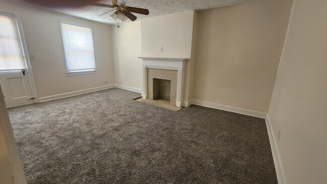 Foto del edificio - 823 E Main St