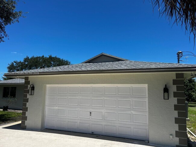 Building Photo - 1590 SW 139th Ave