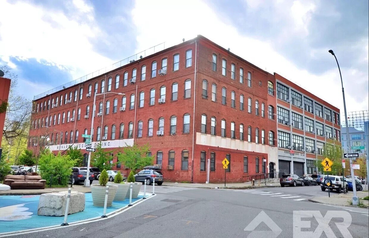Primary Photo - 5 Delavan St