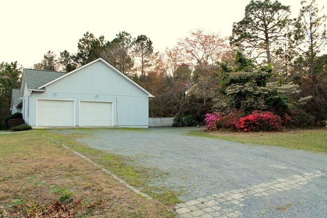 Building Photo - 109 Pinesage Dr