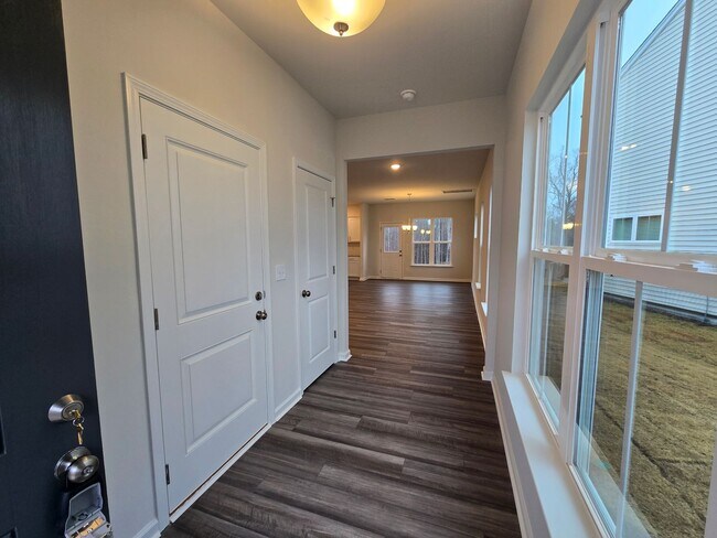 Foto del edificio - NEWLY BUILT END UNIT TOWNHOME