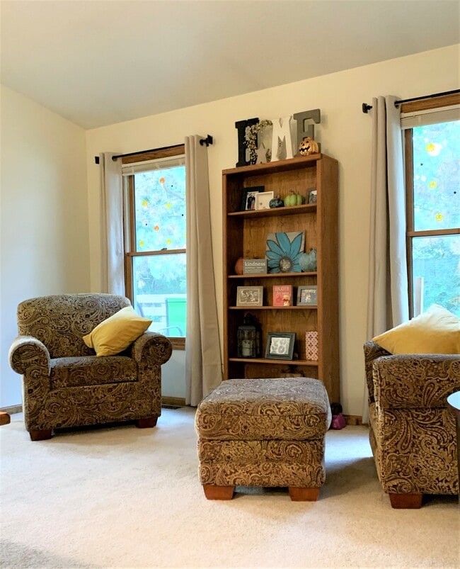 Sitting Area in Living Room - 1517 Manor Ln