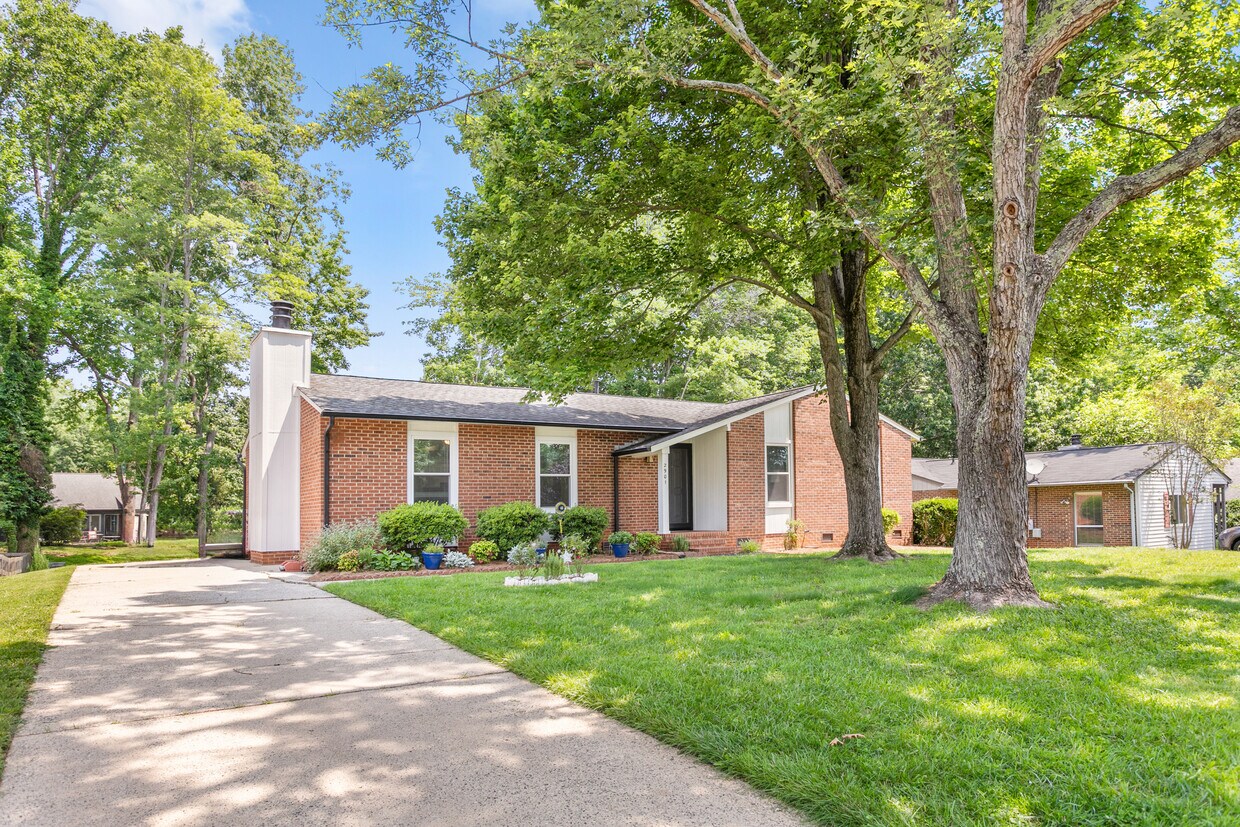 Primary Photo - 2901 New Garden Rd E