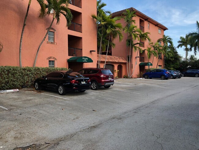 Foto del edificio - 640 Tennis Club Dr