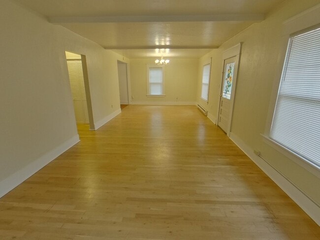 Building Photo - Great Single Family Home Near Campus