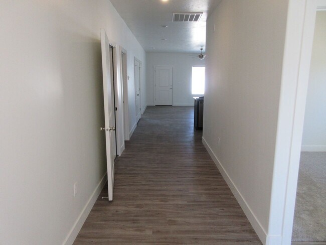 Foto del edificio - Newer Construction Single Level Twin Home ...