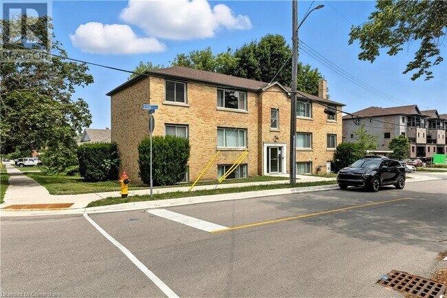 Building Photo - 72 Sydney St N