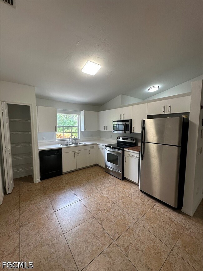 Foto del edificio - 4025 10th Ave NE