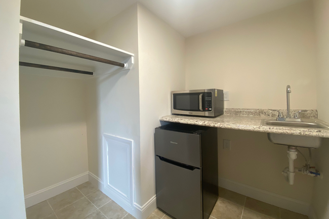 In-unit wet bar in addition to communal kitchens - 1415 Hillsborough St