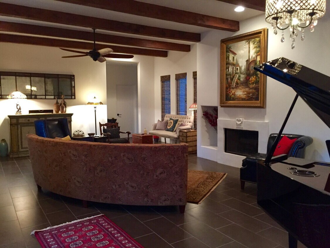 Primary Photo - 3 bedroom, 3 bath Executive Furnished Home...