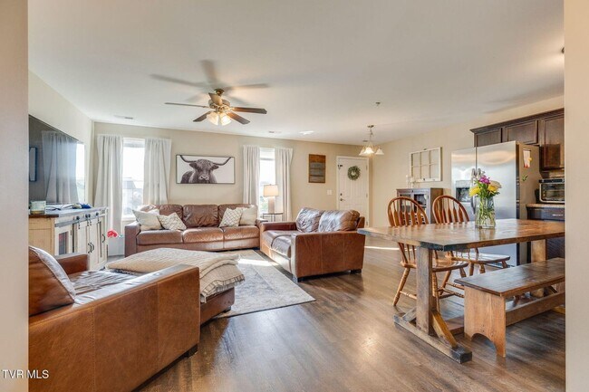 Foto del edificio - For Rent — Modern Duplex Near Historic Jon...