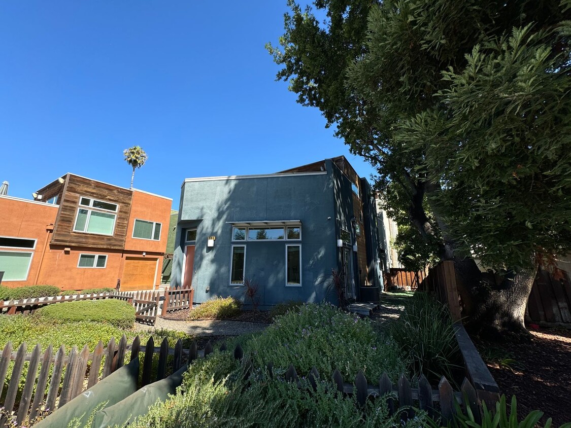 Primary Photo - Modern 2 Bed / 1.5 Bath Home w/ Rooftop De...