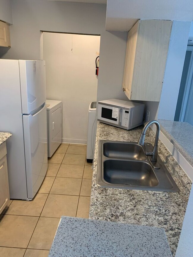 Building Photo - 2915 Winkler Ave