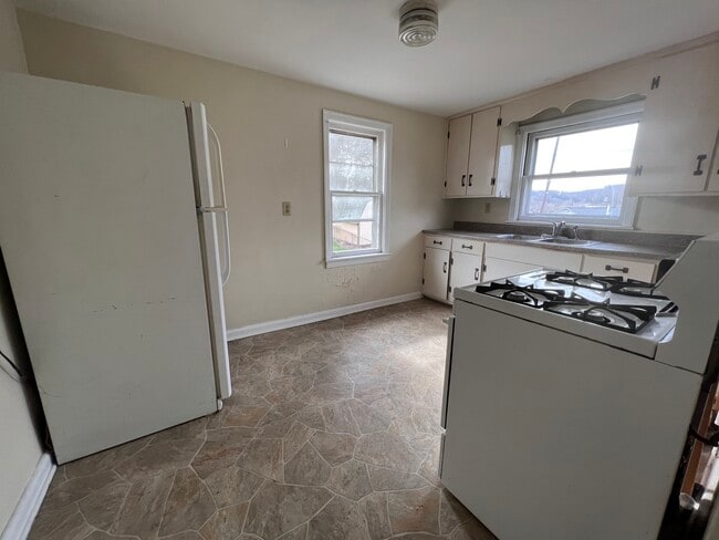 Kitchen - 102 Lough St