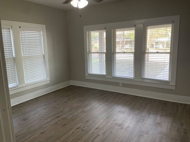 Building Photo - Updated 3 bedroom 2 bath EASY walk to campus!