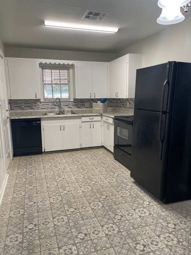 Building Photo - 3 Bedroom House Within Walking Distance of...