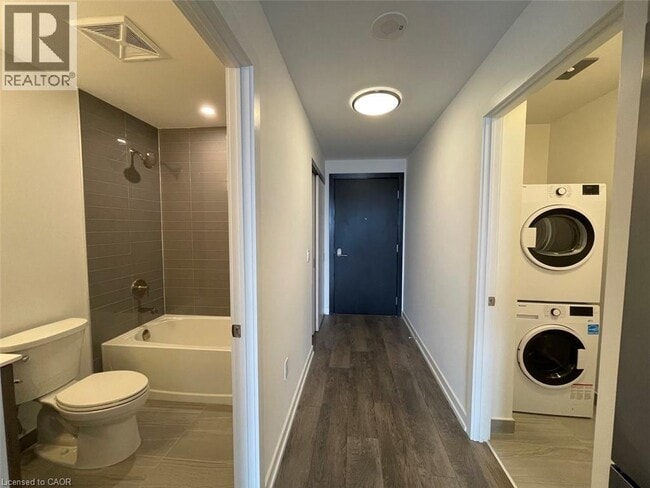 Building Photo - 15 Wellington St S