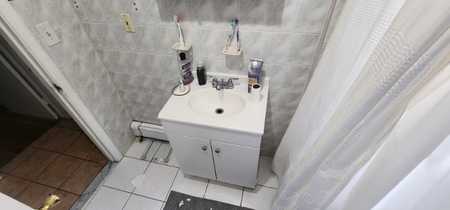 Building Photo - 632 Adams Ave