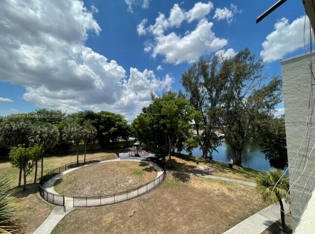 Foto del edificio - 10000 NW 80th Ct